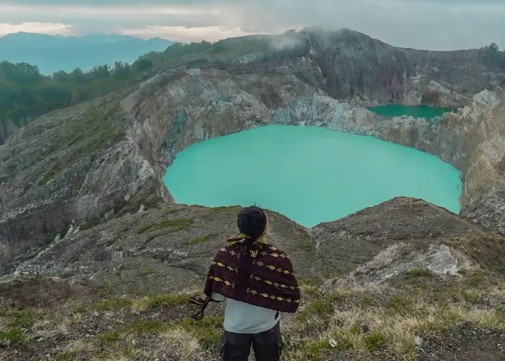 kelimutu lakes crater