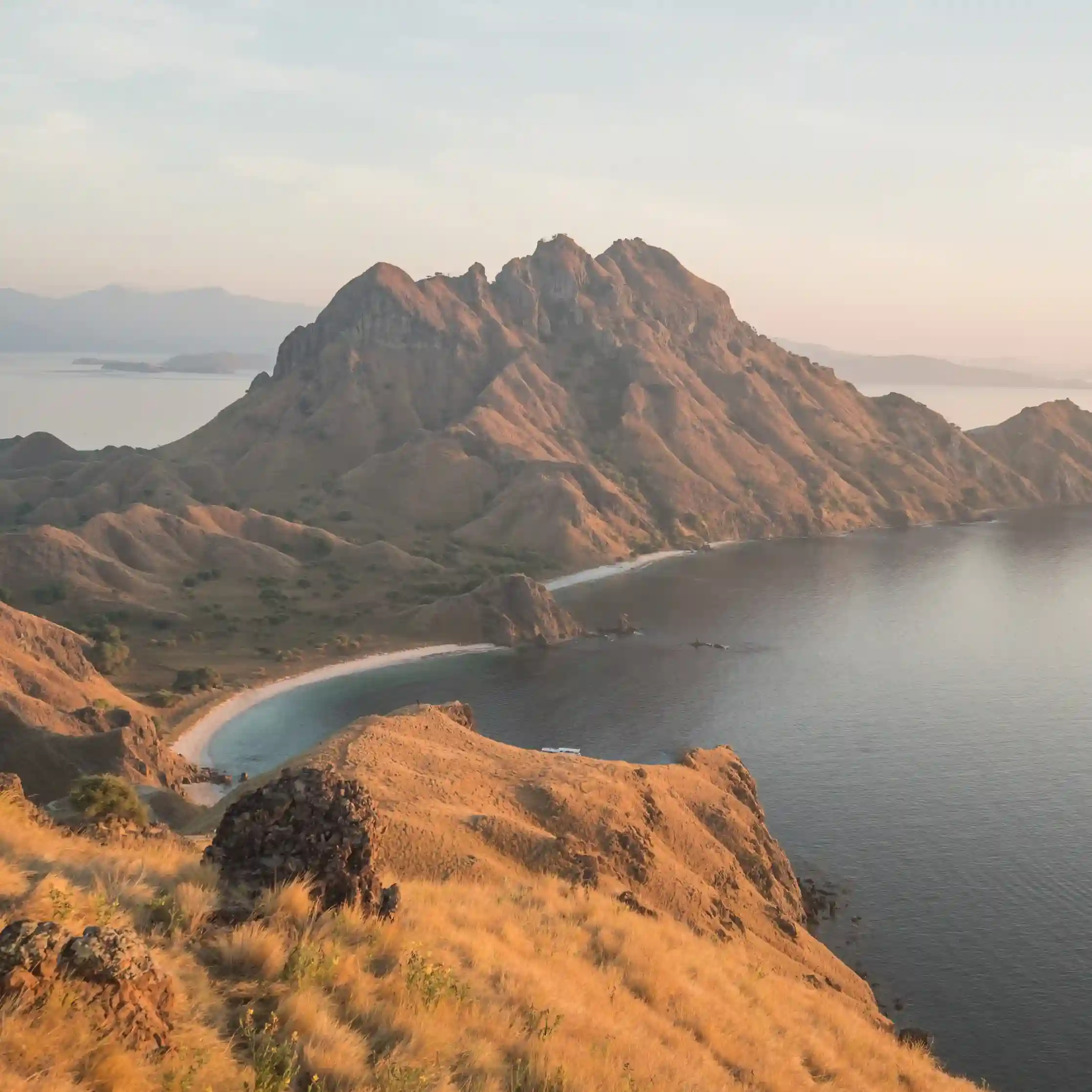 12 Lokasi Indah untuk Menyaksikan Matahari Terbenam di Pulau Komodo