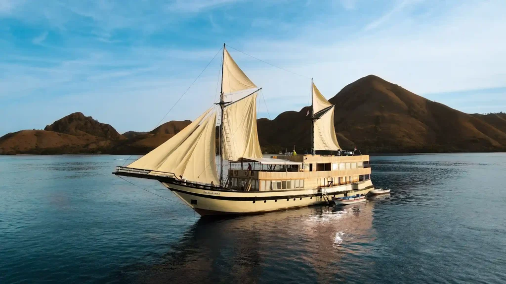 Lamborajo 3 Yacht Cruise Phinisi Charter | High End Komodo Liveaboard | Komodo Island Tour | Boat Komodo Trip