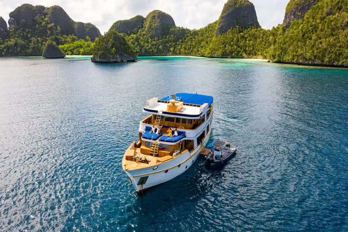 Magia II Yacht Cruise Phinisi - Boat Komodo Trip