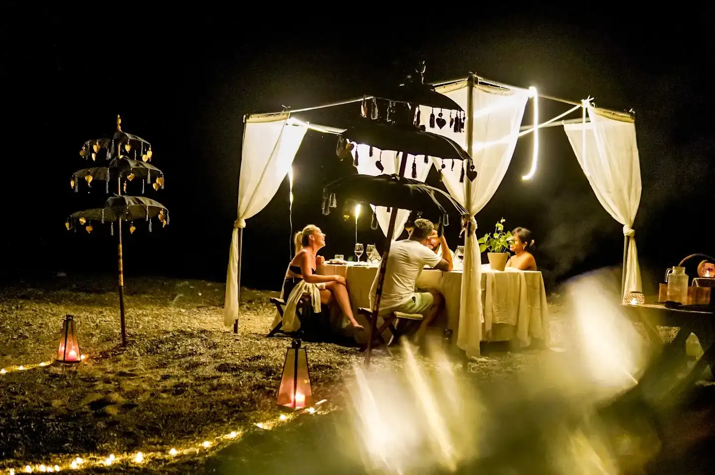 Magia 2 Boat Charter | Magia 2 Beach Setup Dining | Boat Komodo Trip