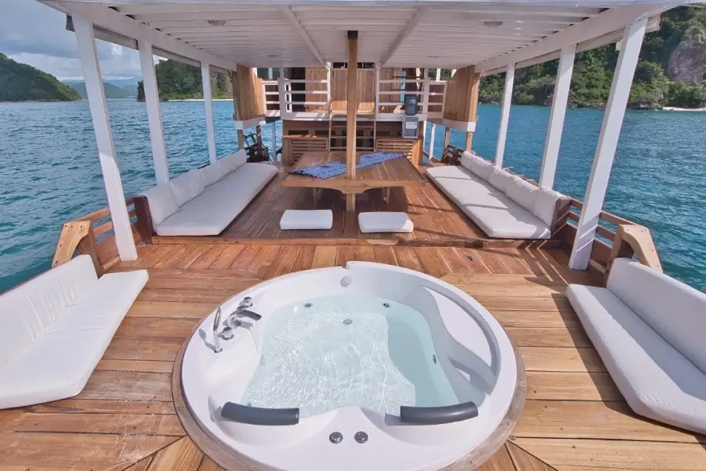 Malca Voyage Boat Charter | Malca Voyage Jacuzzi | Boat Komodo Trip
