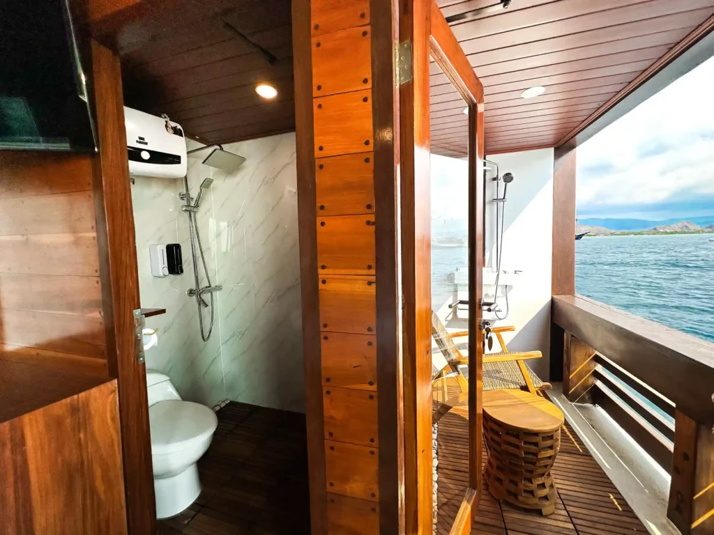 Neptune Deluxe Cabin  | Boat Komodo Trip
