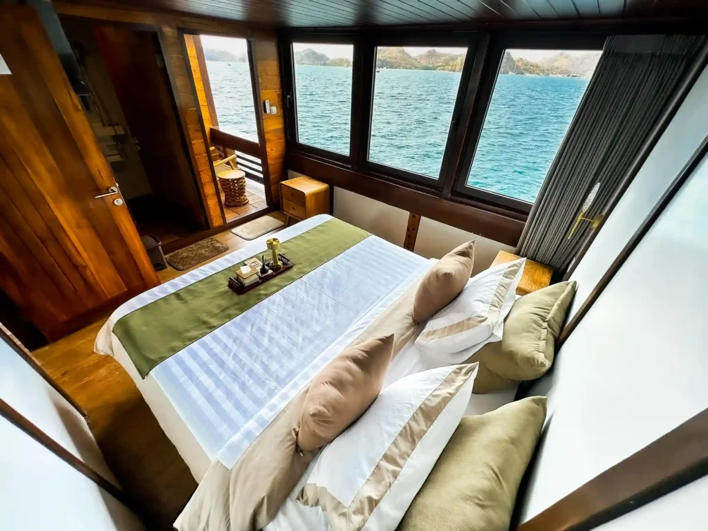 Deluxe Cabin in Neptune Cruise Phinisi - Boat Komodo Trip