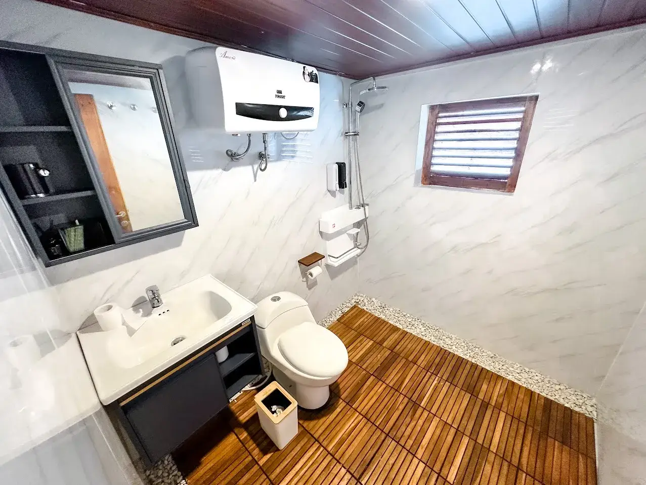 Neptune Cruise Phinisi | Neptune Mansard I Bathroom | Komodo Tour | Boat Komodo Trip