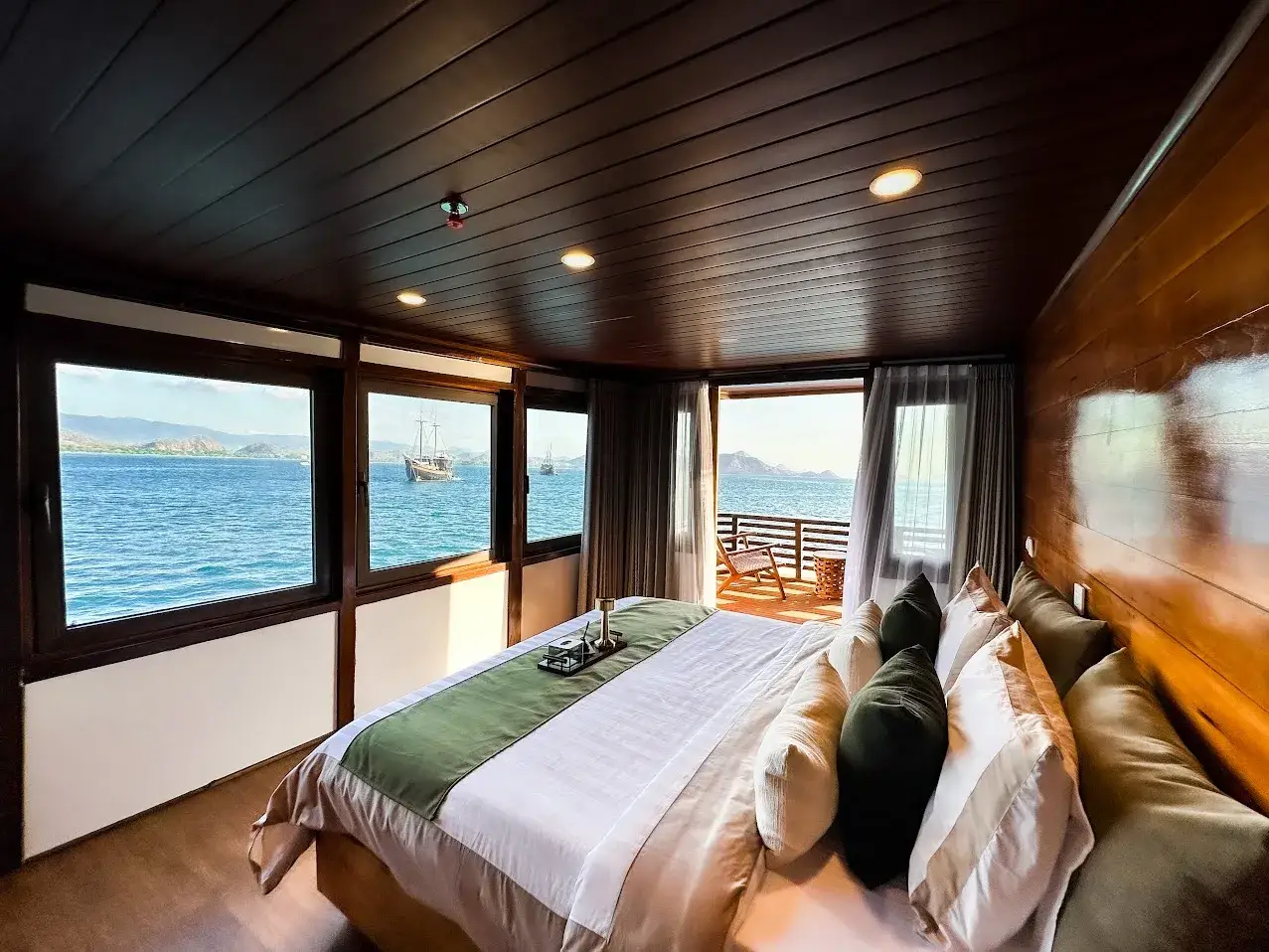 Neptune Cruise Phinisi | Neptune Mansard I | Komodo Tour | Boat Komodo Trip