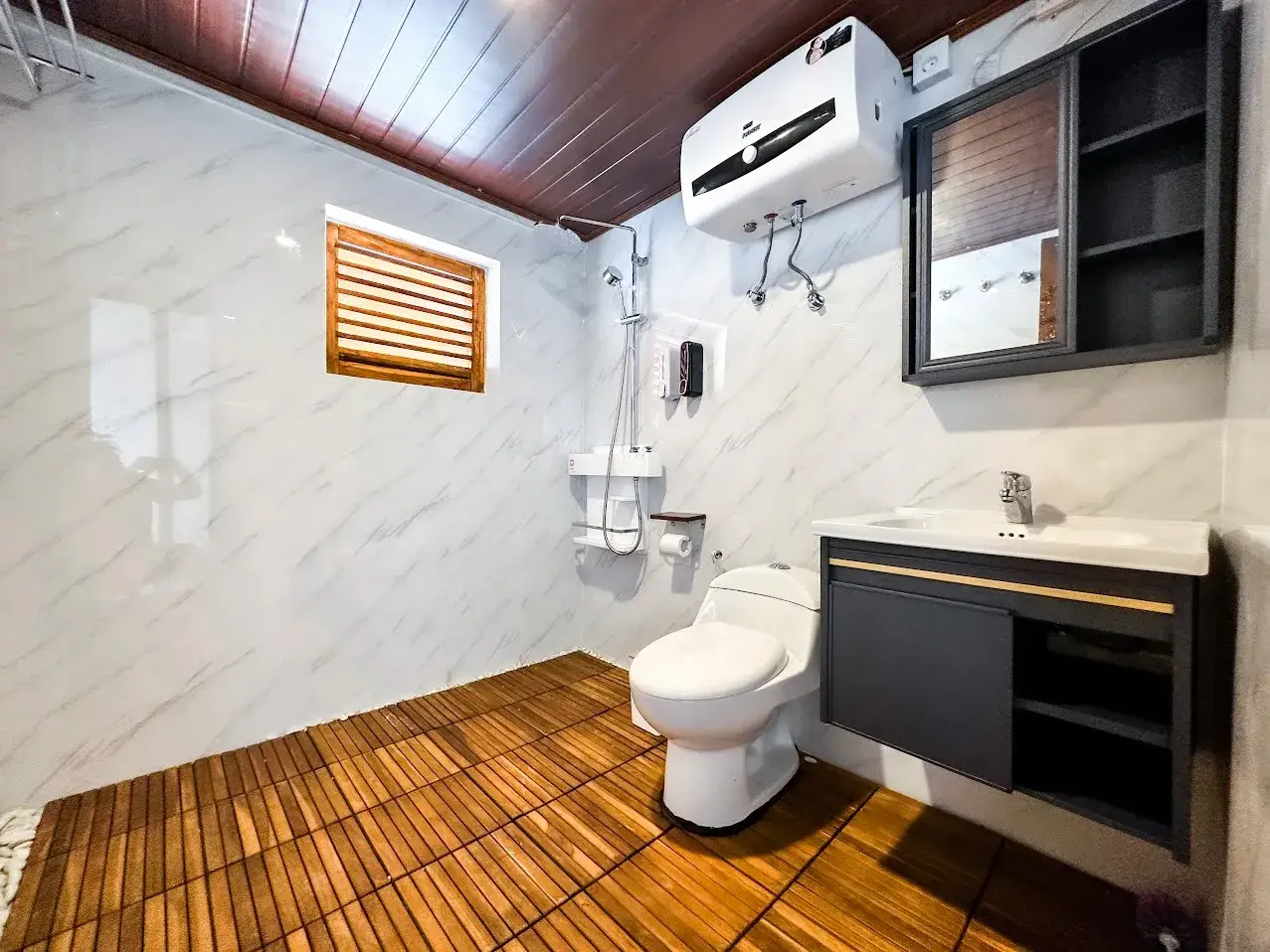 Neptune Cruise Phinisi | Neptune Mansard II Bathroom | Komodo Tour | Boat Komodo Trip