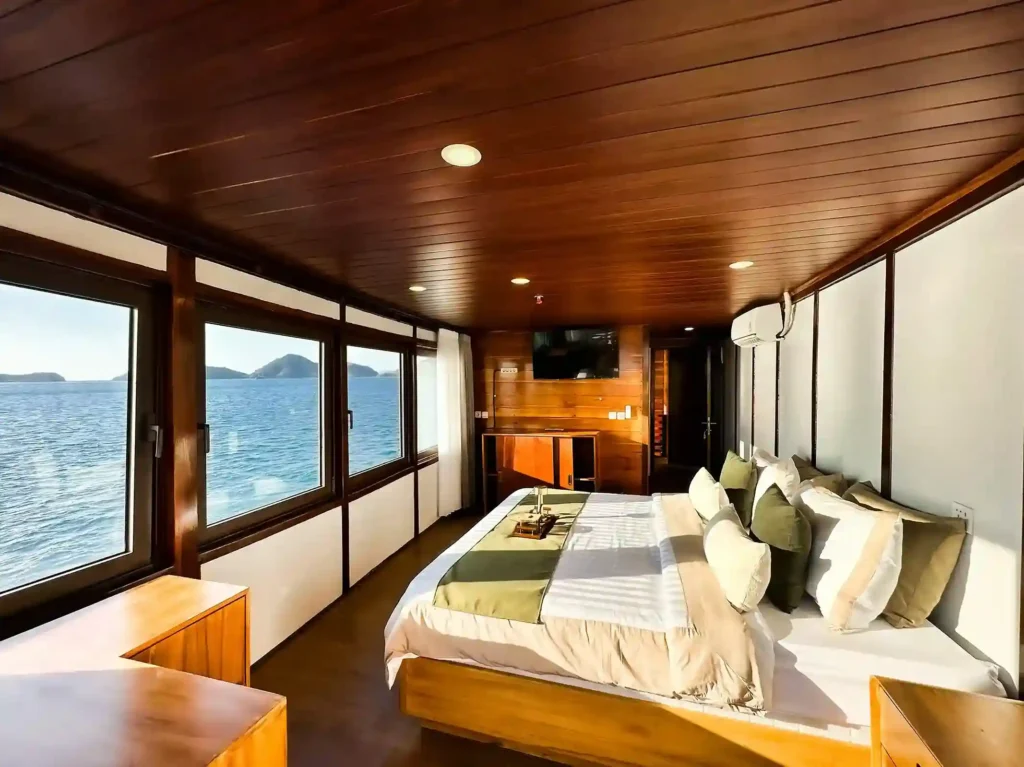 Suite Cabin 2 in Neptune Cruise Phinisi - Boat Komodo Trip