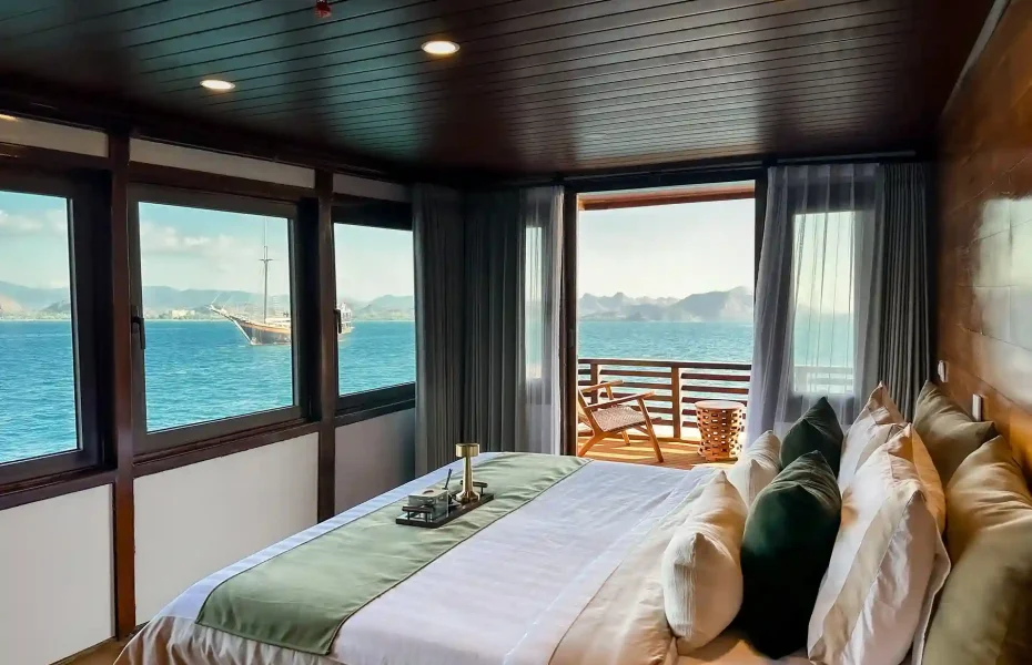Suite Cabin 1 in Neptune Cruise Phinisi - Boat Komodo Trip