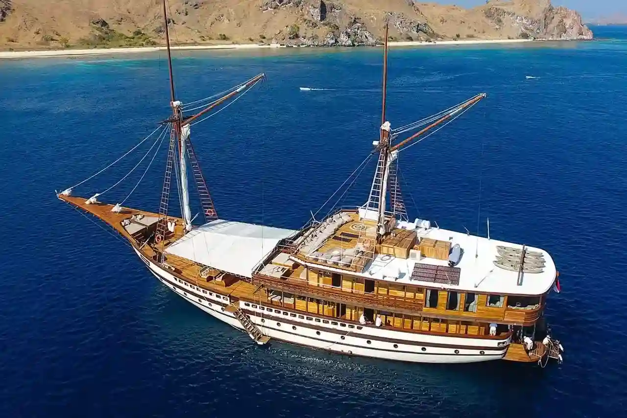 Prana Phinisi Liveaboard Boat Charter | Komodo Tour | Raja Ampat Tour | Prana Phinisi Liveaboard Exterior | Boat Komodo Trip
