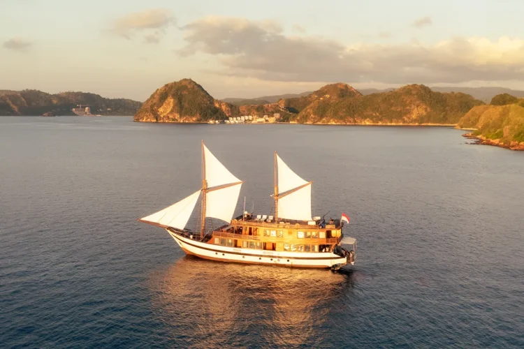 Neptune Cruise Phinisi Exterior - Boat Komodo Trip