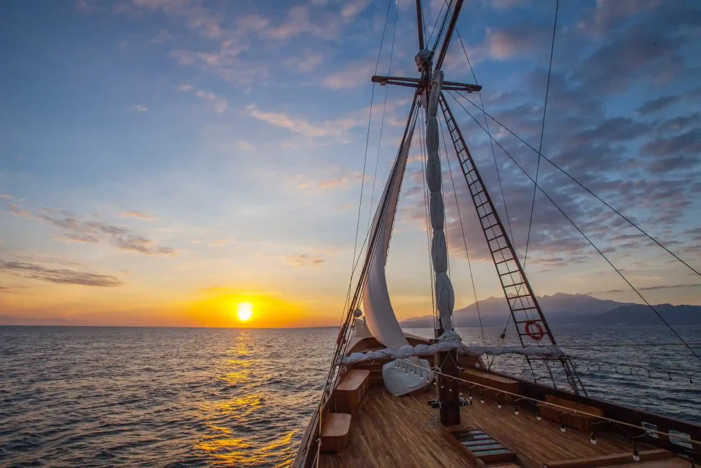 Prana Sundeck - BoatKomodoTrip