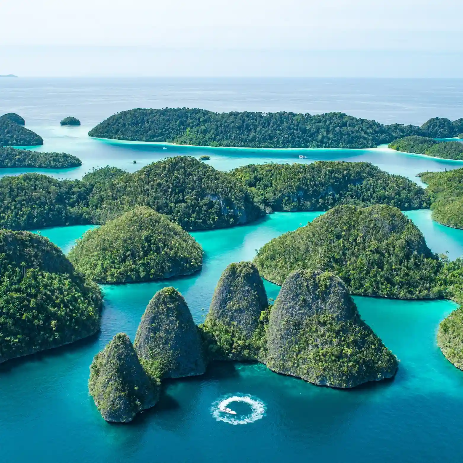 Pantai Wayag Destinasi Raja Ampat