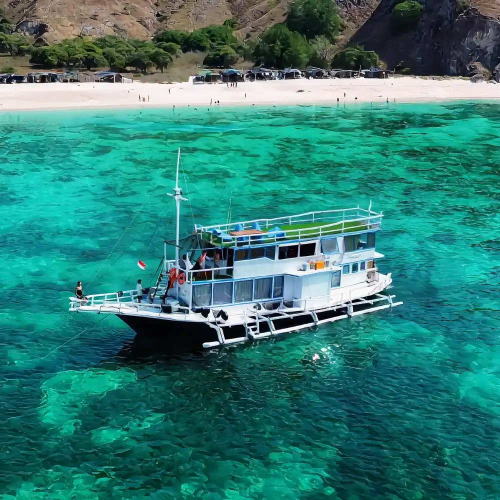 3 Island Phinisi Boat Charter untuk Petualangan Komodo