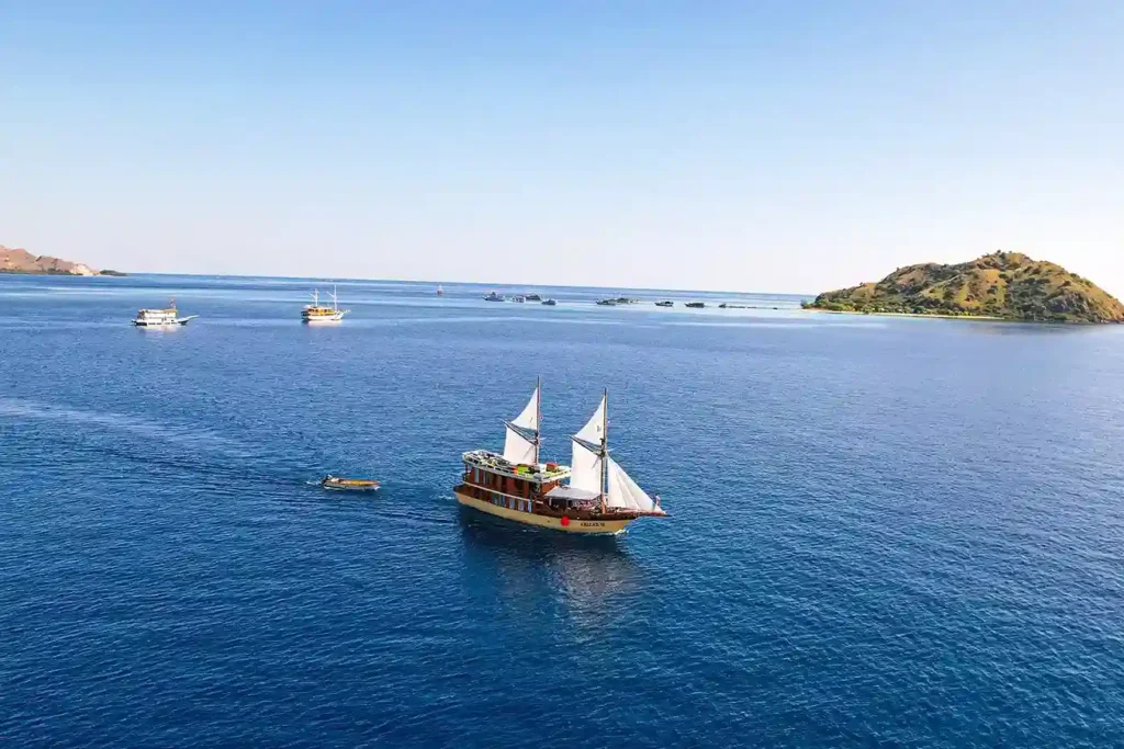 Abizar-Cruise-Phinisi-Exterior1-BoatKomodoTrip-1024×683-1