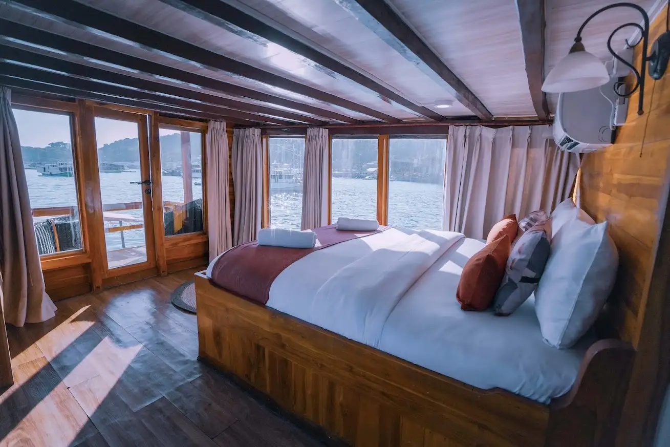 Abizar Phinisi Master Cabin | Boat Komodo Trip