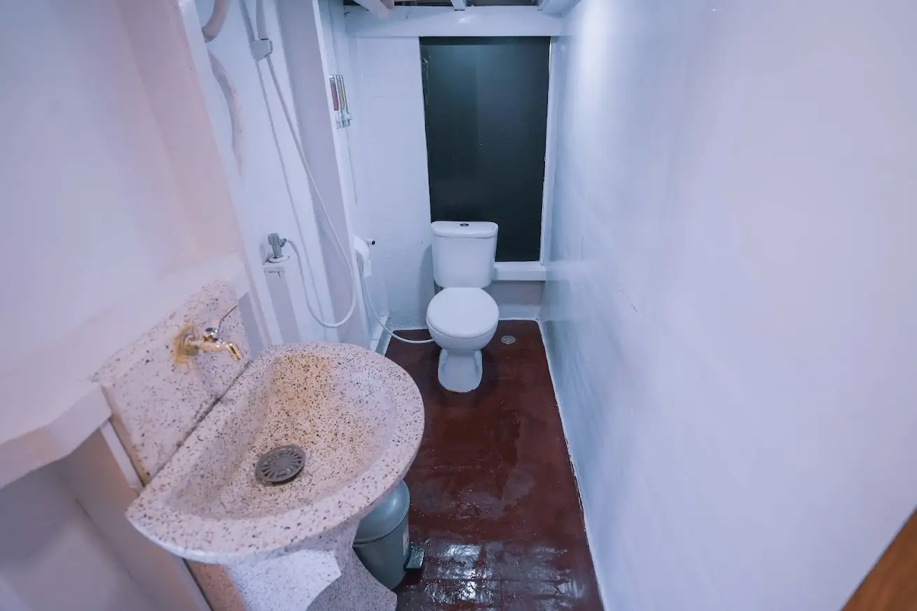 Abizar Phinisi Master Cabin Bathroom | Boat Komodo Trip