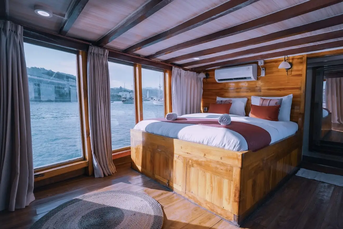 Abizar Phinisi Master Cabin | Boat Komodo Trip