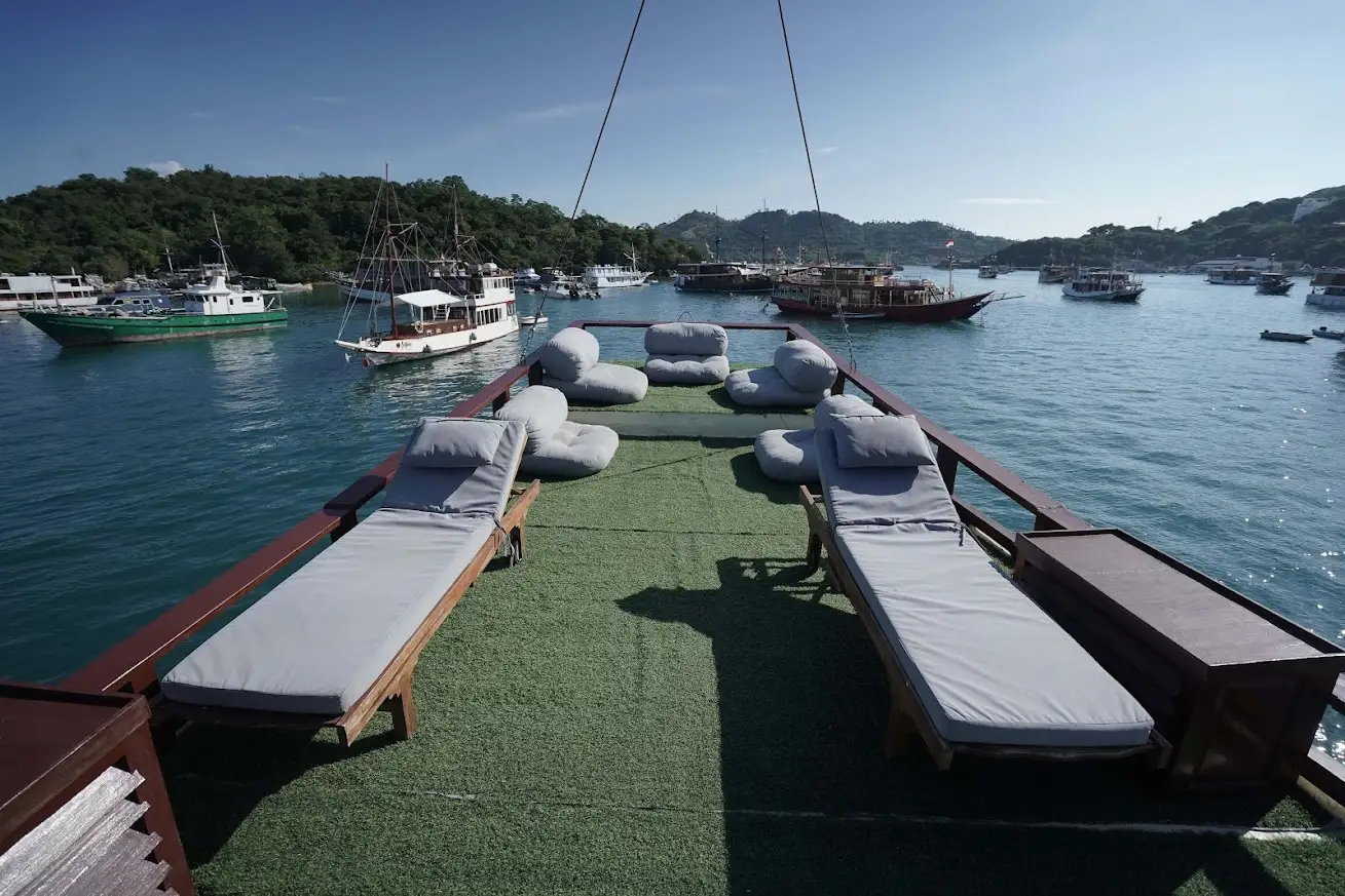 Abizar Phinisi Sundeck Area | Boat Komodo Trip