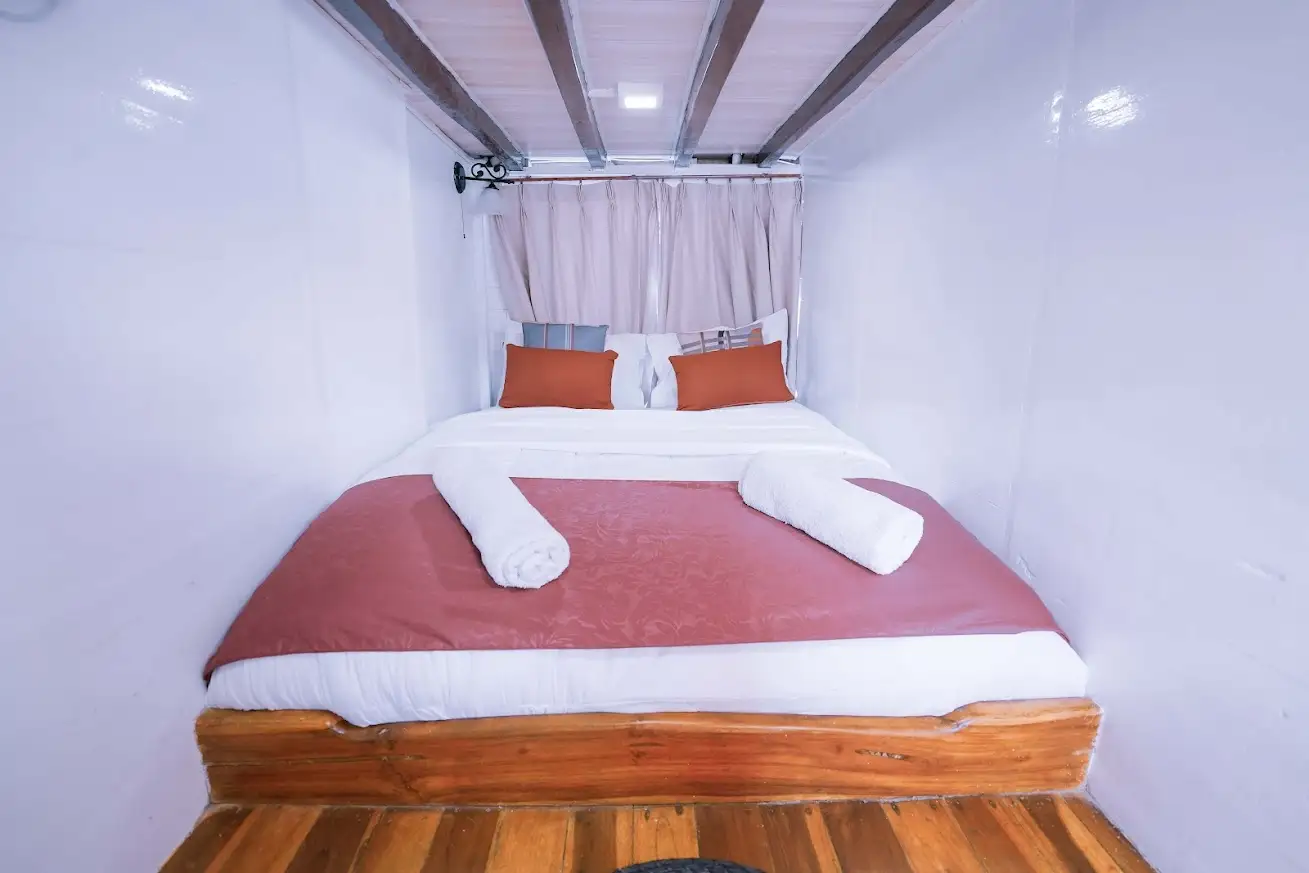 Abizar Phinisi Superior Cabin | Boat Komodo Trip