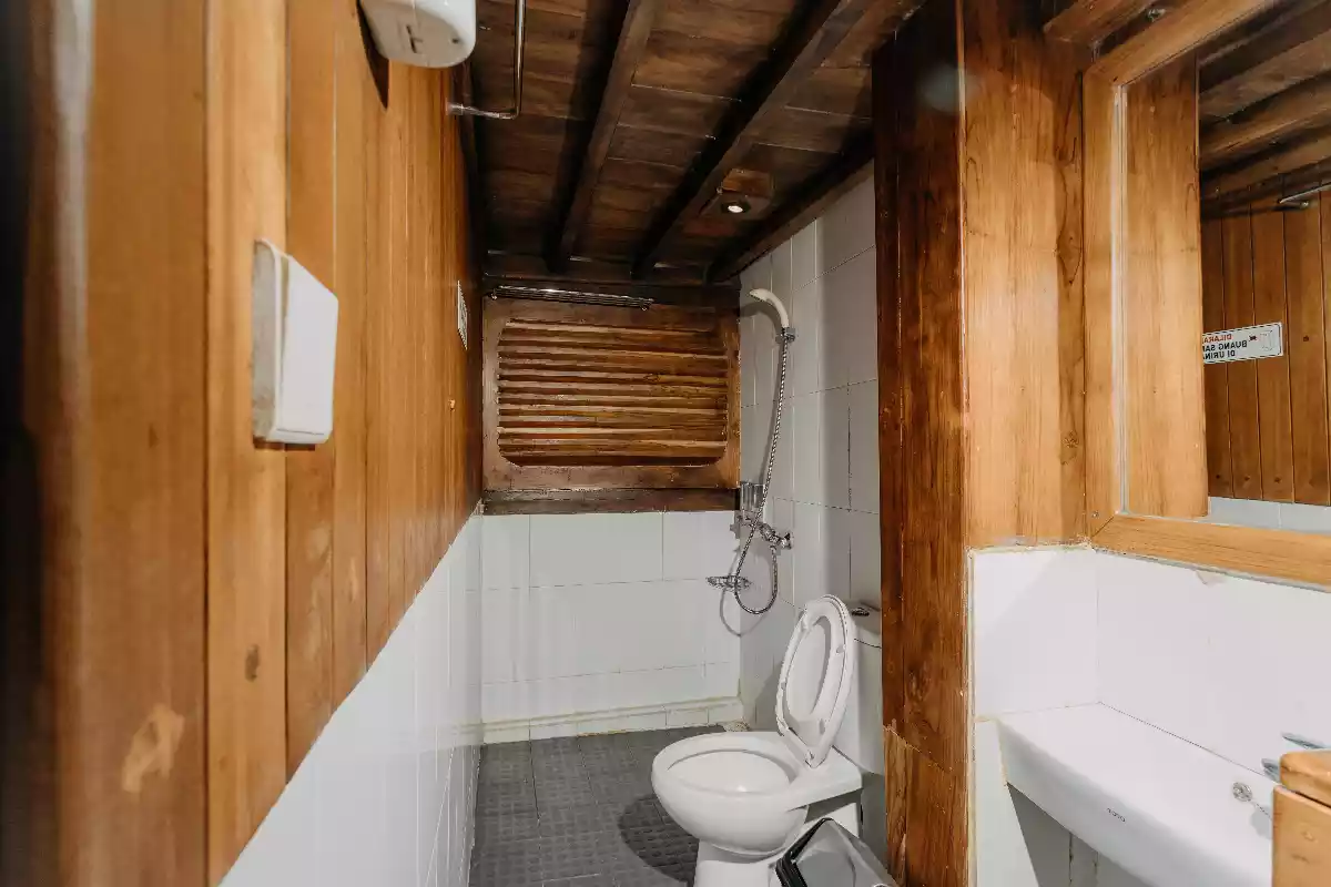 Toilet Master Cabin Adishree Phinisi Boat Charter | Boat Komodo Trip