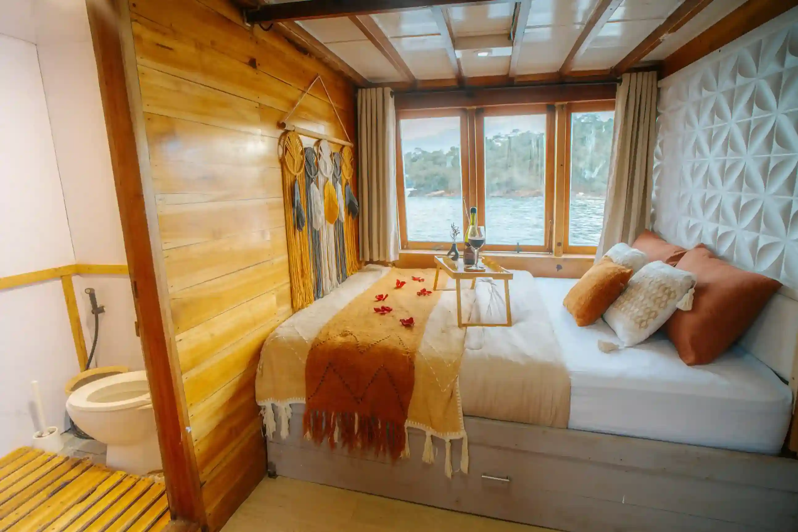 Akassa Yacht Cruise Phinisi - BoatKomodoTrip