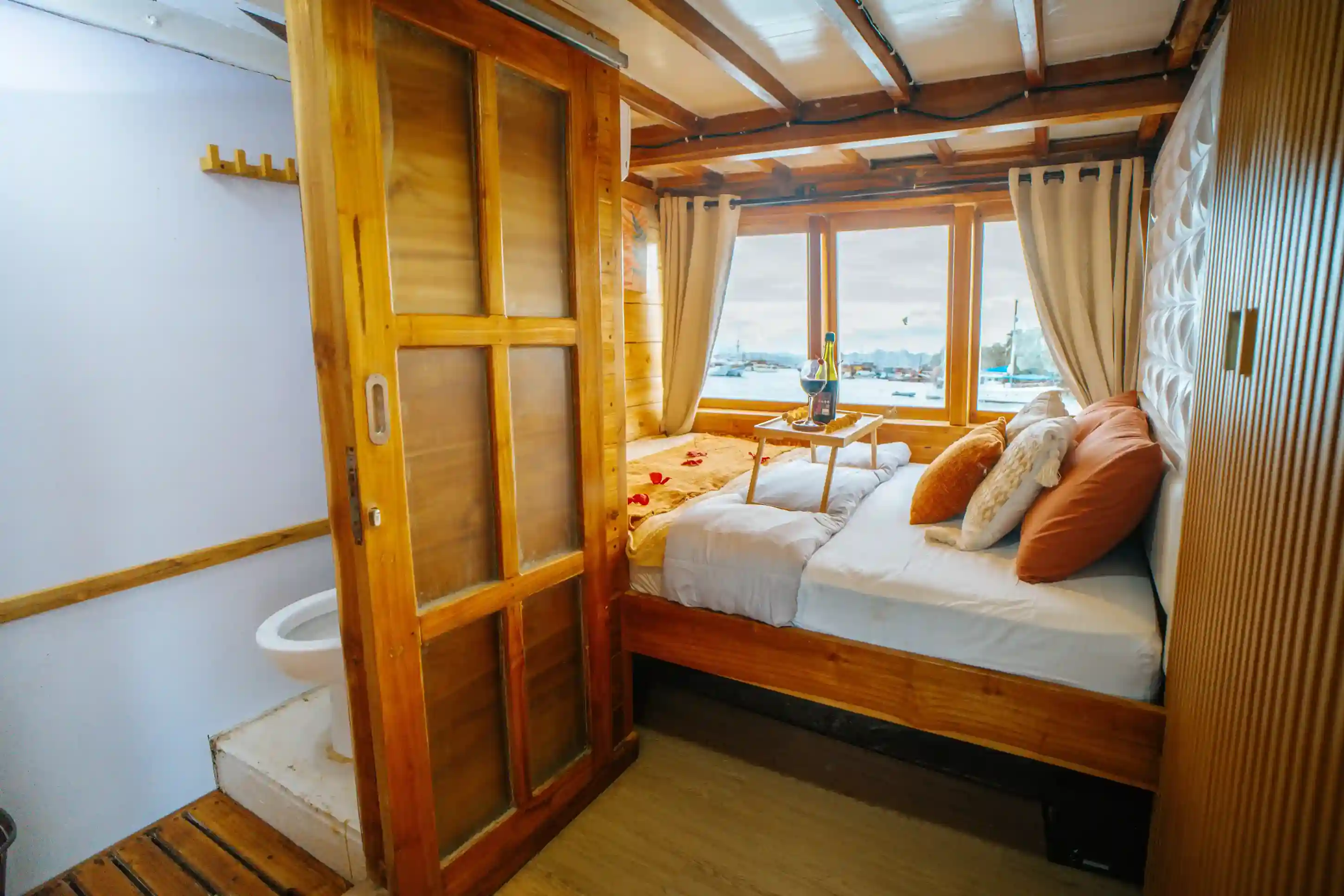 Akassa Yacht Cruise Phinisi - BoatKomodoTrip