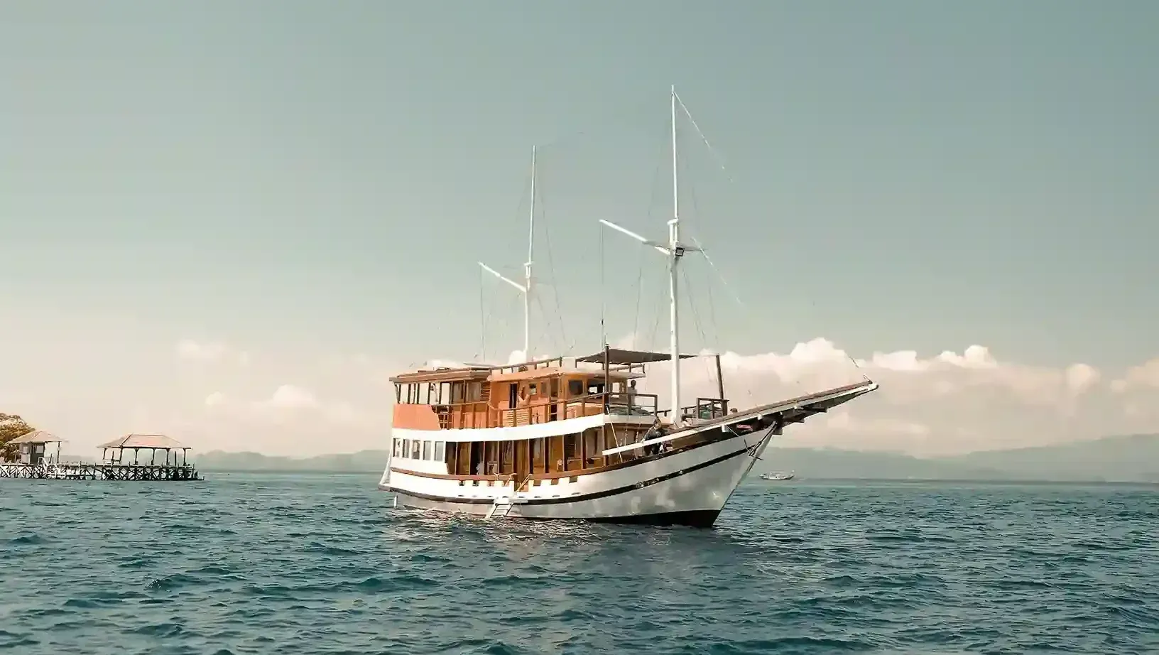 Amore Cruise Exterior - BoatKomodoTrip