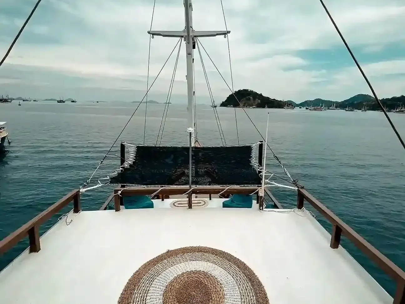 Amore Cruise Exterior1 - BoatKomodoTrip