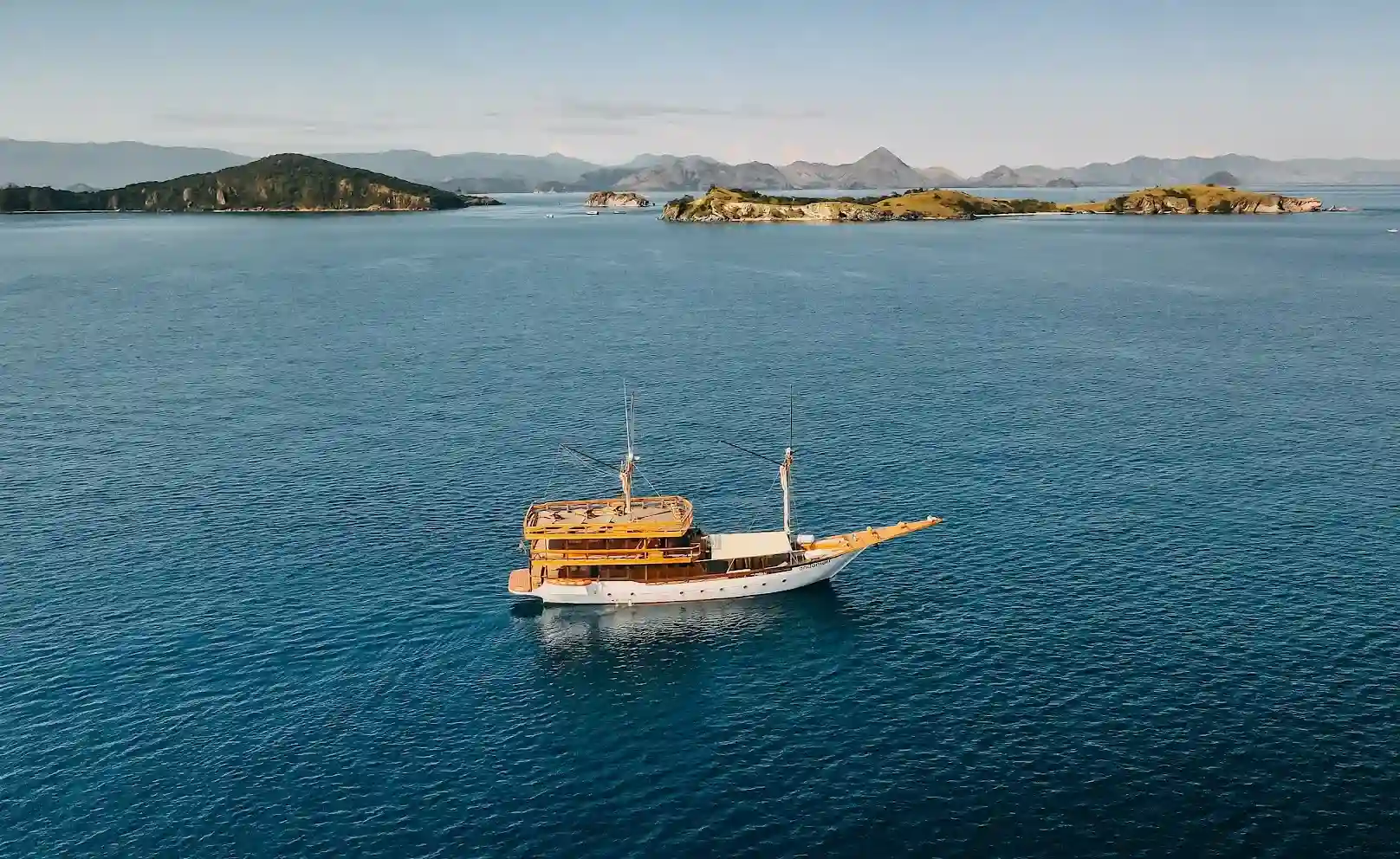 Andamari Phinisi Boat Charter | Andamari Phinisi Exterior | Boat Komodo Trip