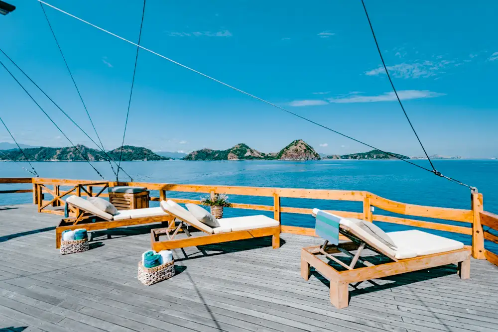 Andamari Phinisi Boat Charter | Andamari Phinisi Sundeck | Boat Komodo Trip