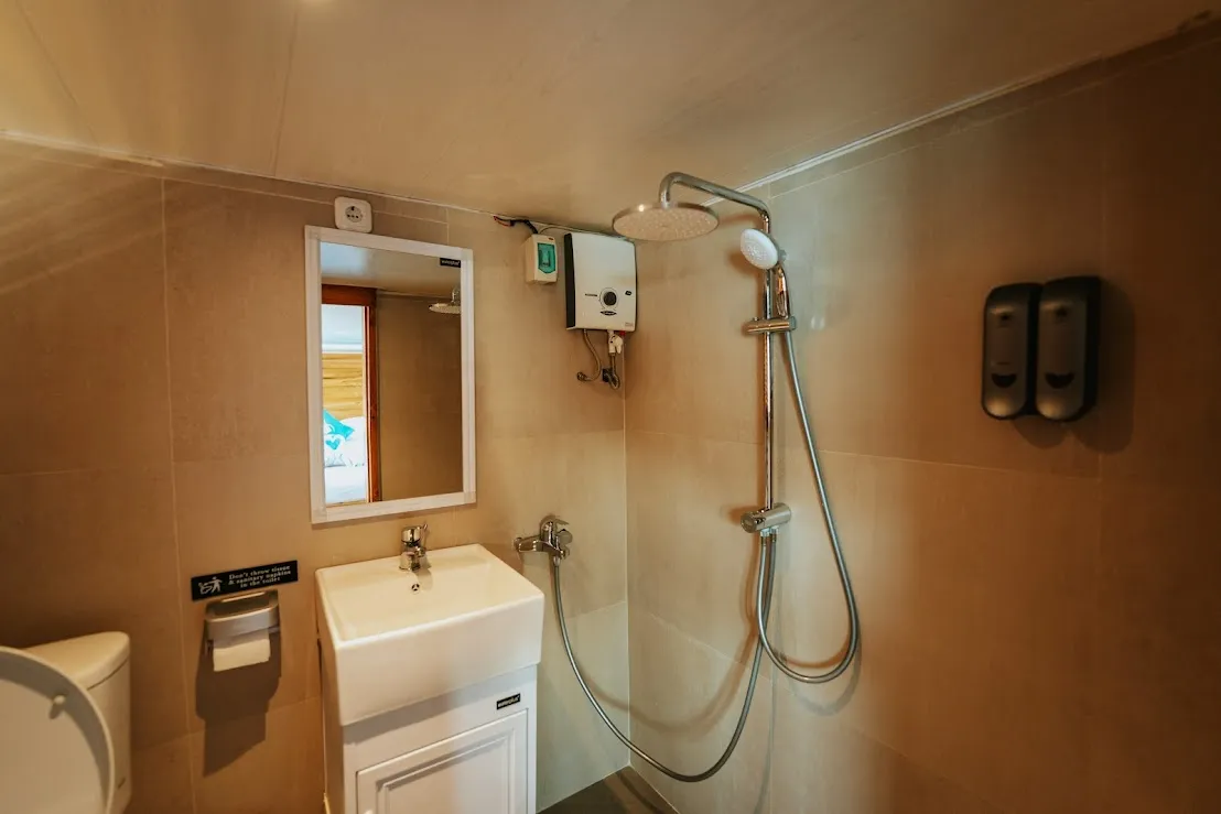 Cordelia Phinisi Saphire Cabin Bathroom | Cordelia Phinisi Boat Charter | Boat Komodo Trip