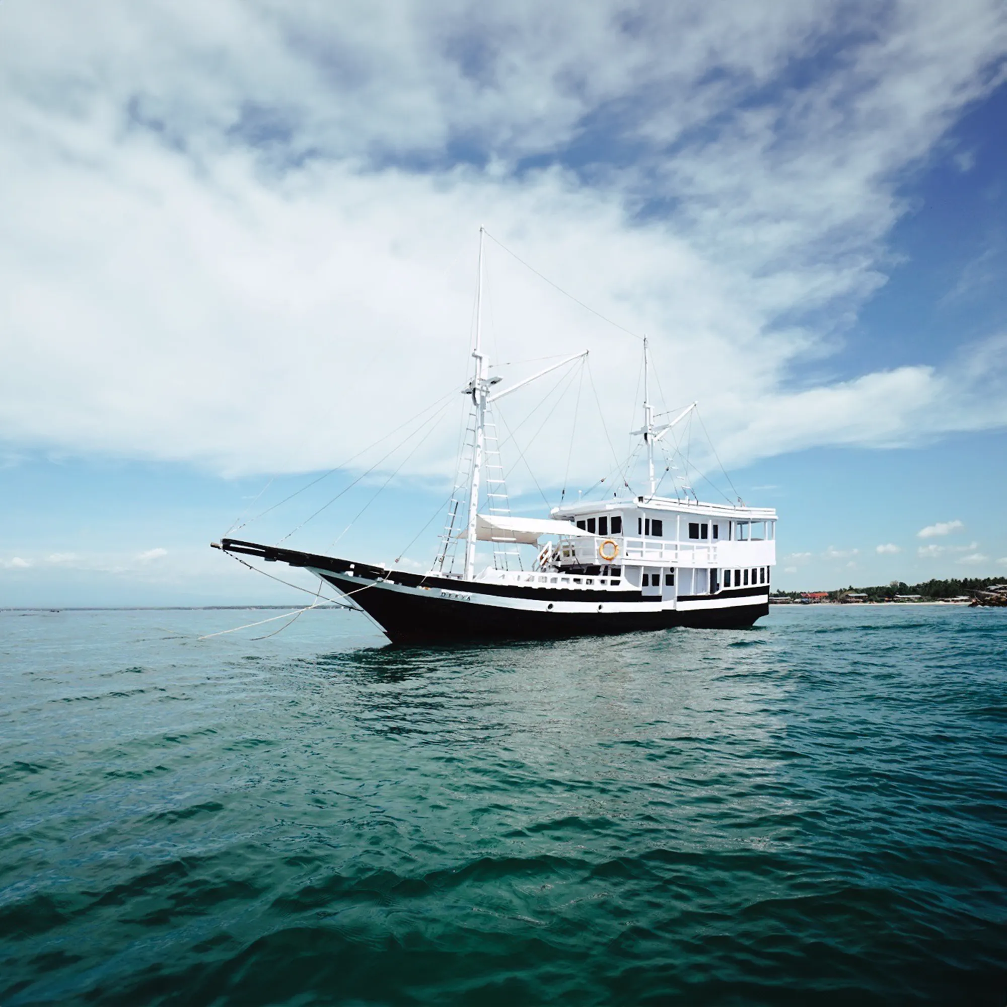 Derya Liveaboard: 22-Meter VIP Phinisi for Komodo Tours