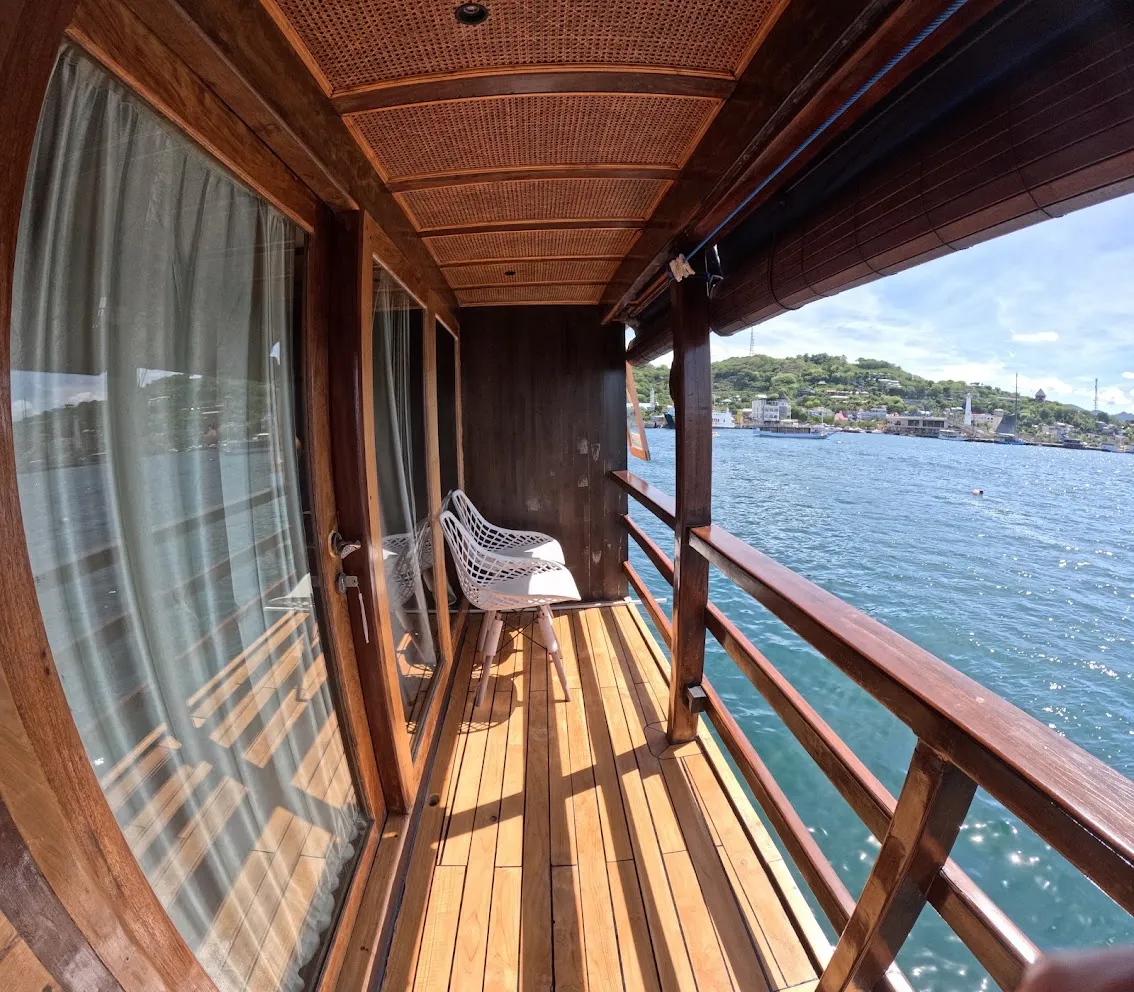 Deluxe Upper Deck Cabin Balcony Refviero Phinisi | Boat Komodo Trip