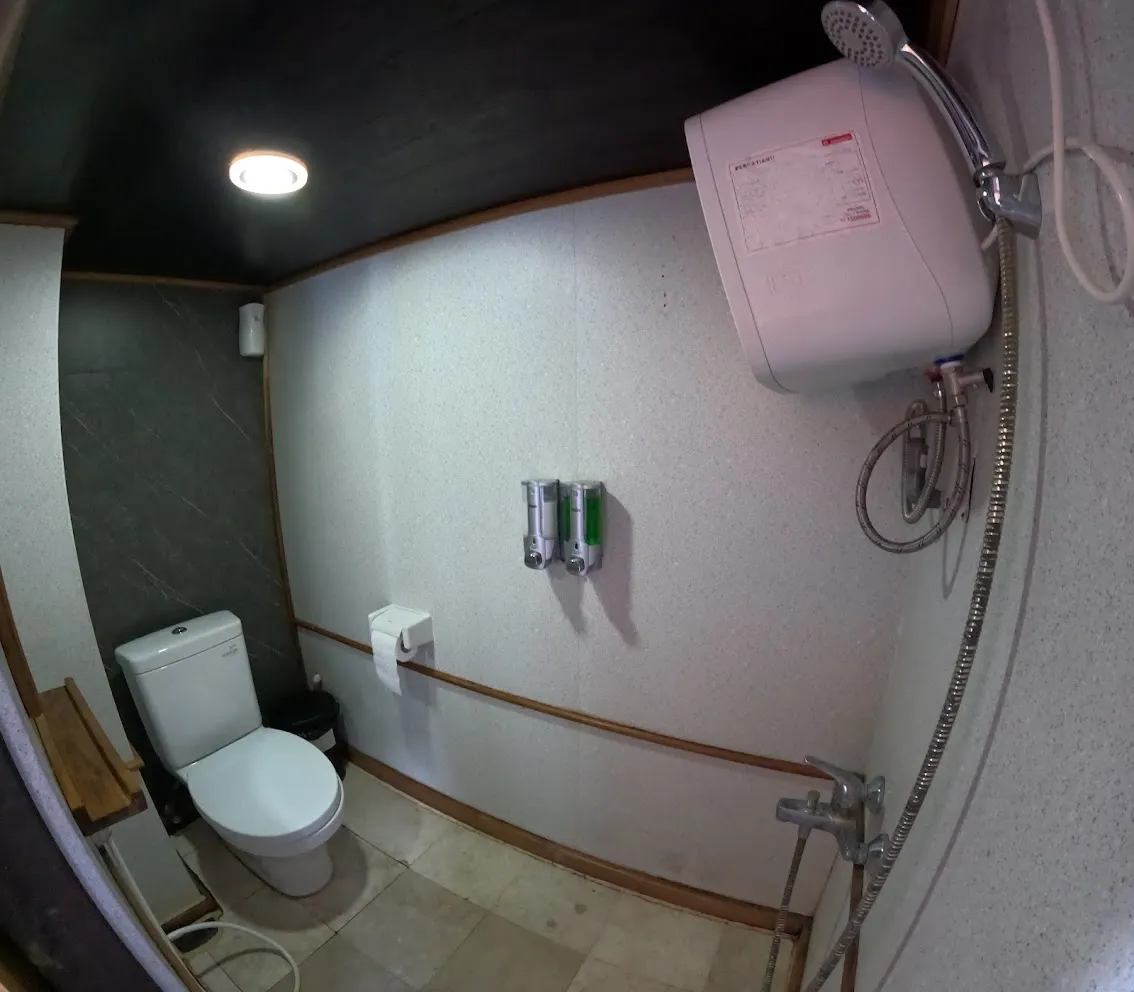 Deluxe Upper Deck Cabin Bathroom Refviero Phinisi | Boat Komodo Trip