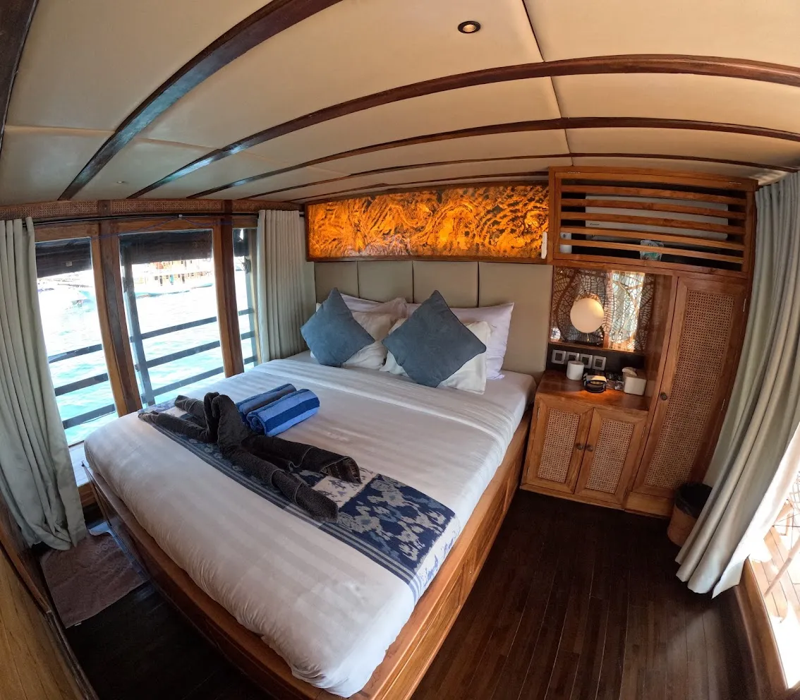 Deluxe Upper Deck Cabin Refviero Phinisi | Boat Komodo Trip