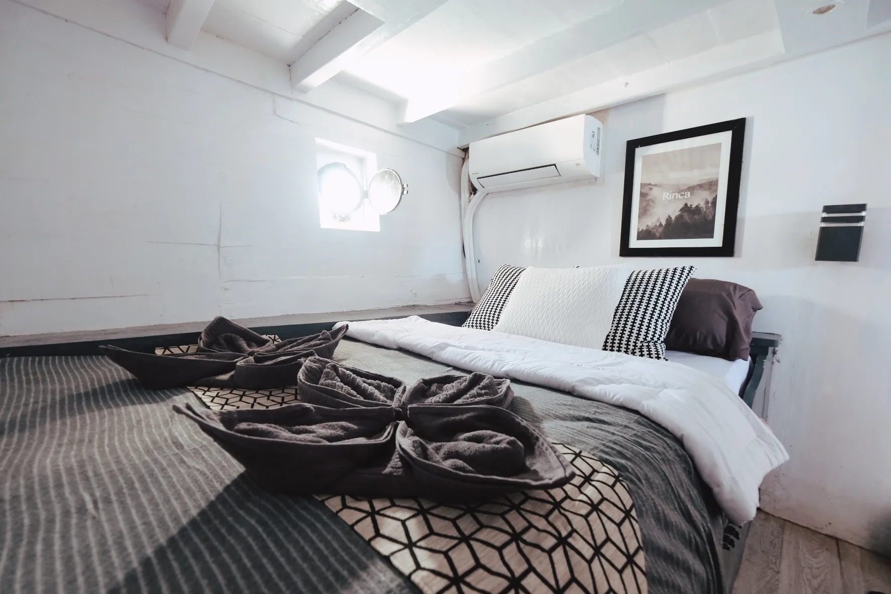 Derya Rinca Room- BoatKomodoTrip