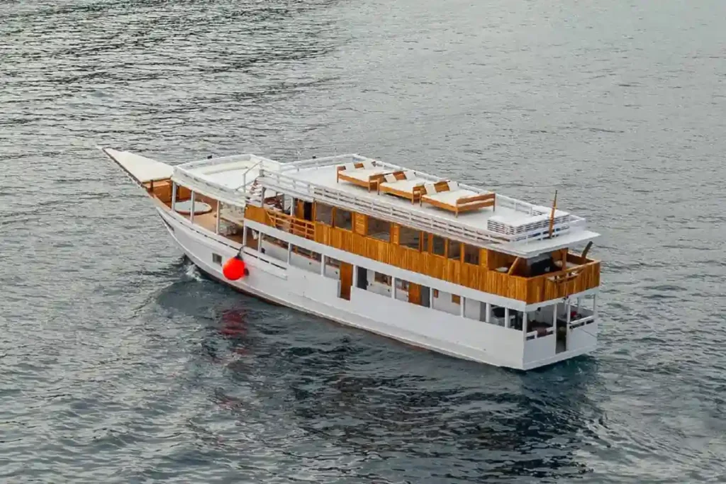 DevitaR Exterior 2 | Devita Yacht Cruise Phinisi - BoatKomodoTrip