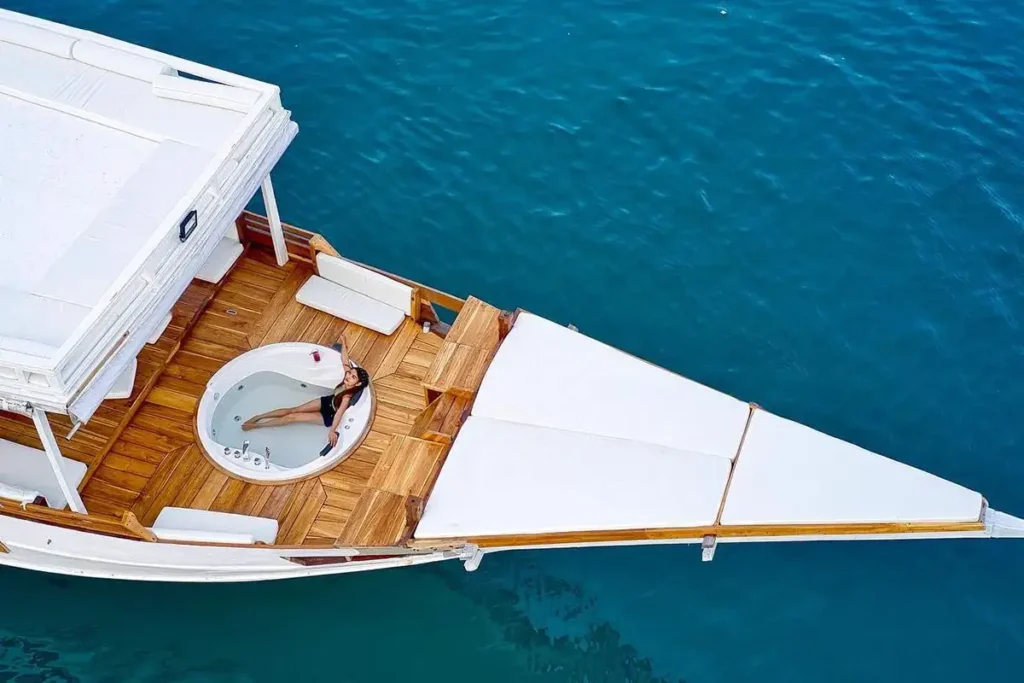 DevitaR Jacuzzi 2 | Devita Yacht Cruise Phinisi - BoatKomodoTrip