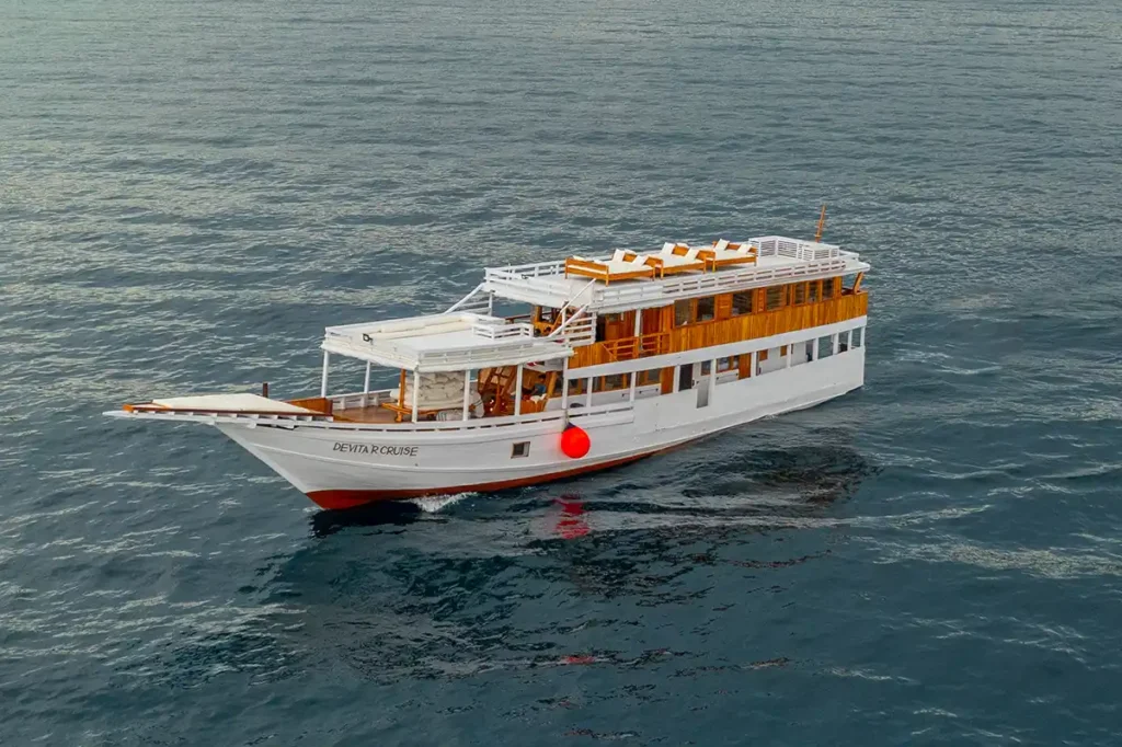 DevitaR Exterior 1 | Devita Yacht Cruise Phinisi - BoatKomodoTrip