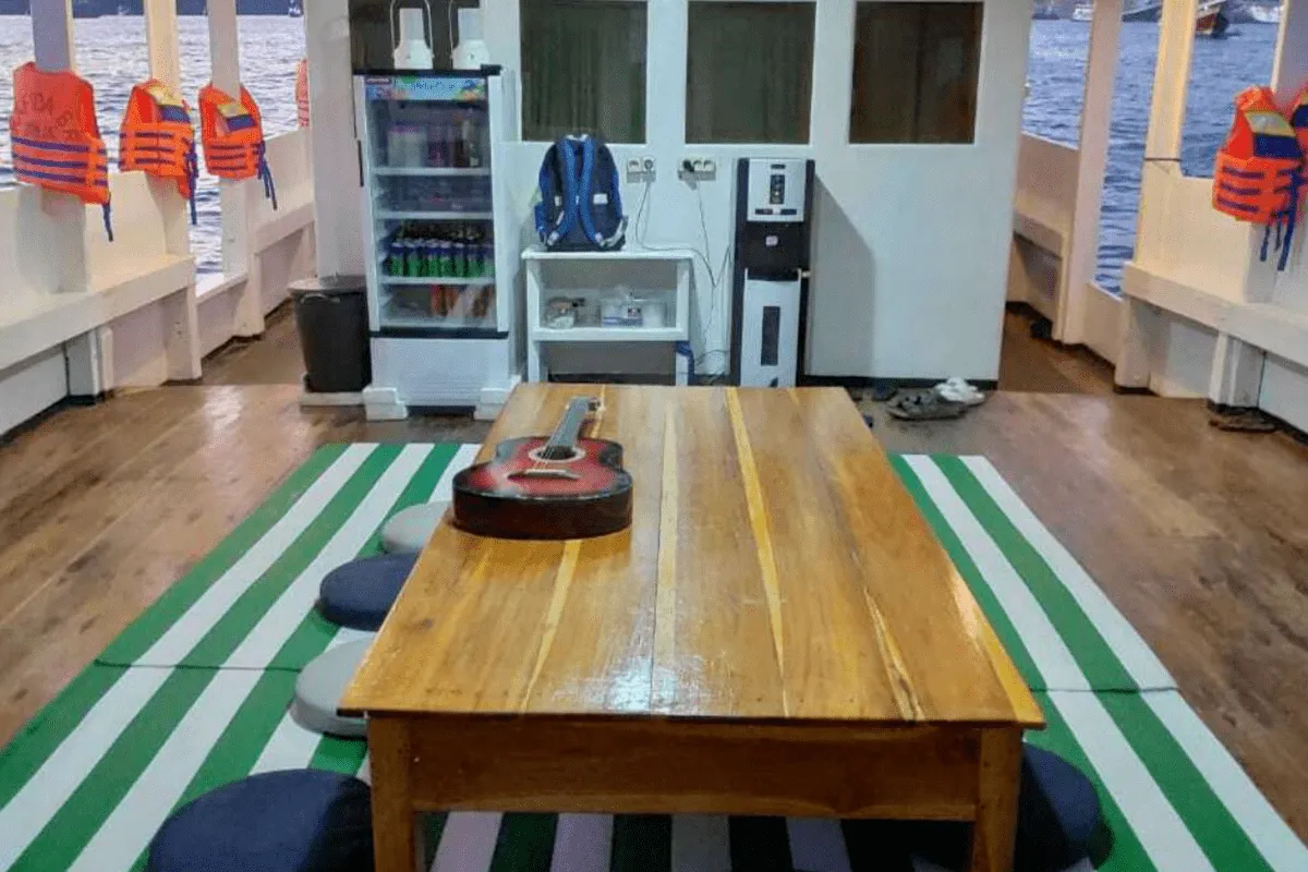 Dining Area in Rafida Phinisi - BoatKomodoTrip