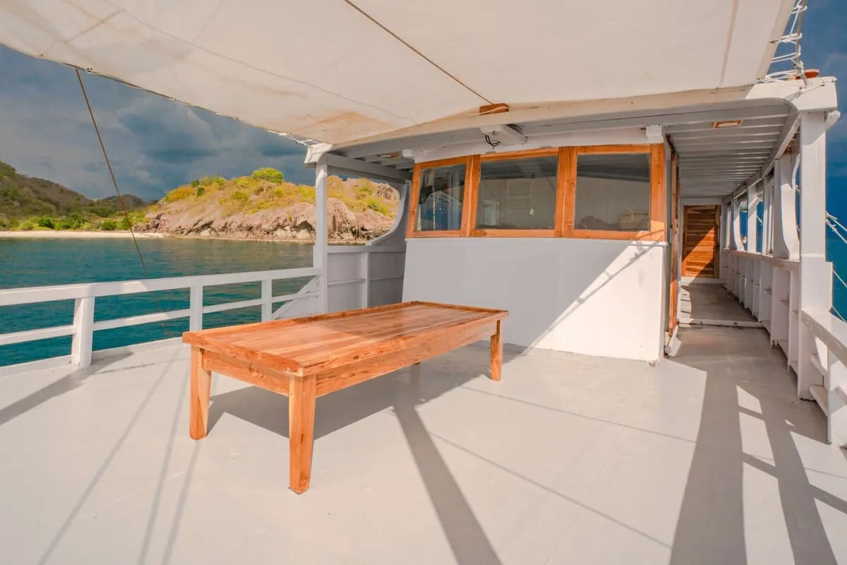 Dining Area2 in IJC Phinisi - BoatKomodoTrip