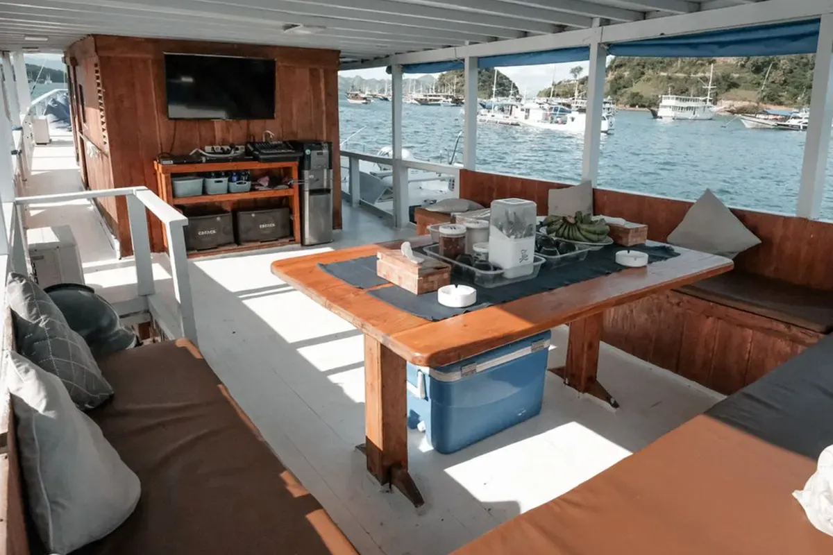 Dining & Entertainment in La Dyana Cruise Phinisi - BoatKomodoTrip