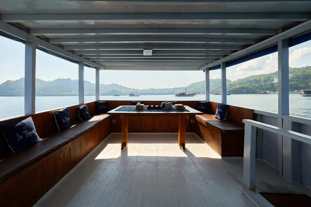 Dining & Entertainment in La Dyana1 - BoatKomodoTrip