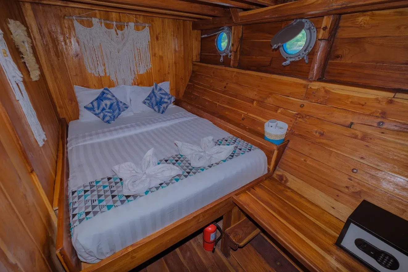 Dream Ocean Phinisi Boat Charter | Dream Ocean Phinisi Deluxe Cabin | BoatKomodoTrip