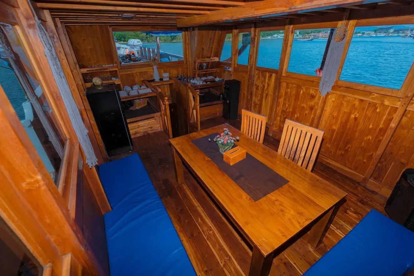 Dream Ocean Phinisi Boat Charter | Dream Ocean Phinisi Indoor DIning Area | BoatKomodoTrip