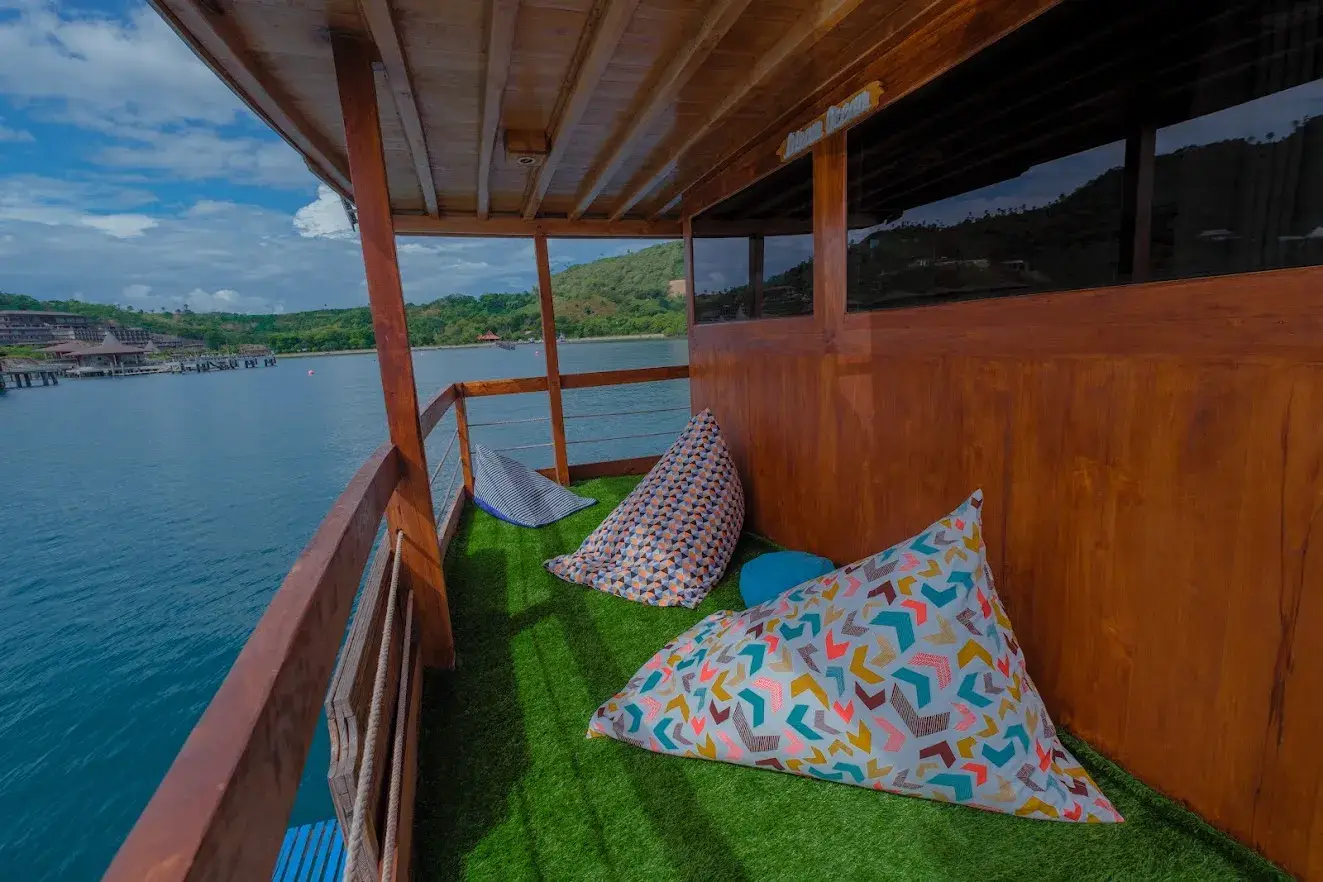 Dream Ocean Phinisi Boat Charter | Dream Ocean Phinisi Master Cabin Balcony | BoatKomodoTrip
