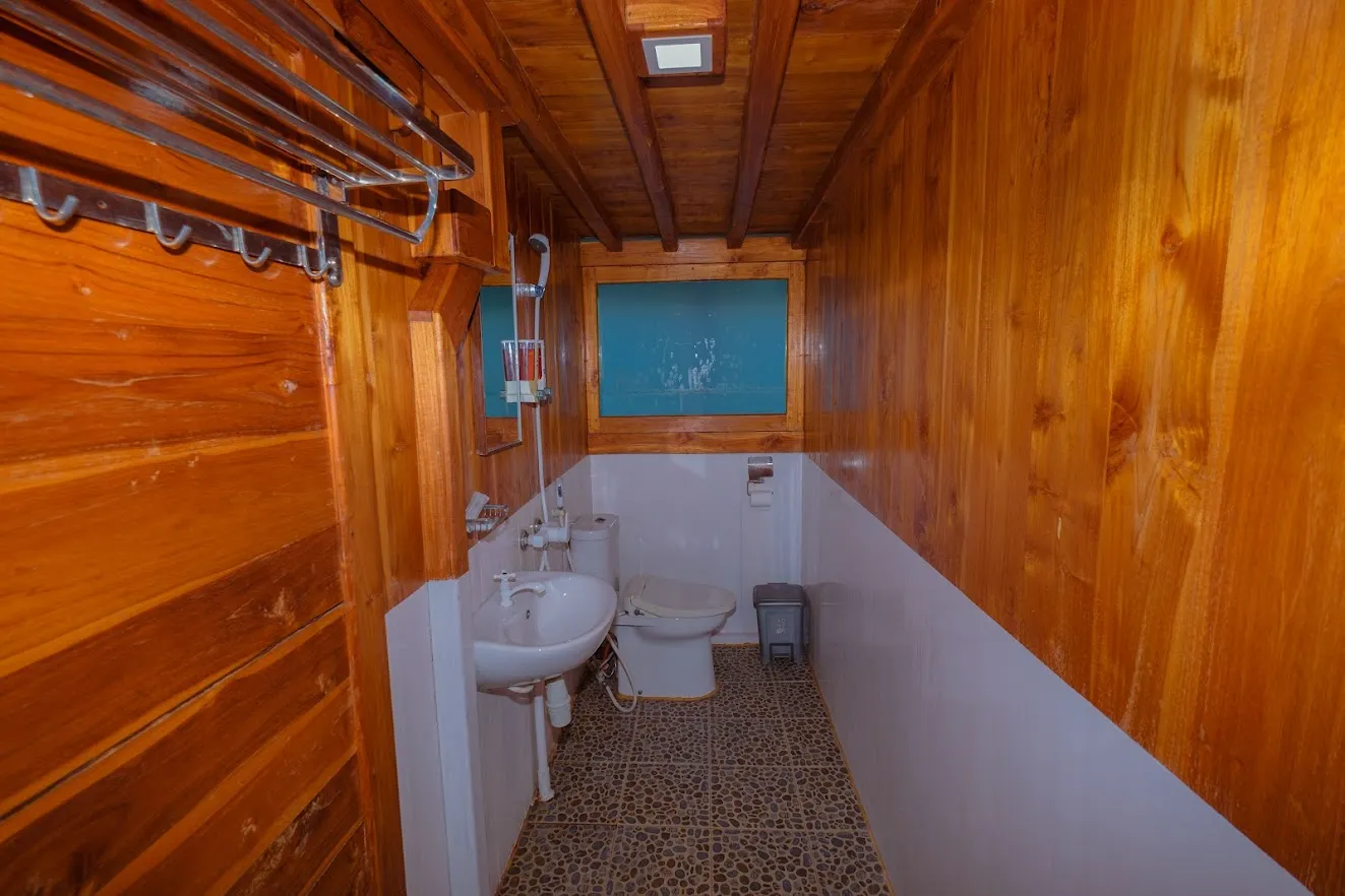 Dream Ocean Phinisi Boat Charter | Dream Ocean Phinisi Master Cabin Bathroom | BoatKomodoTrip