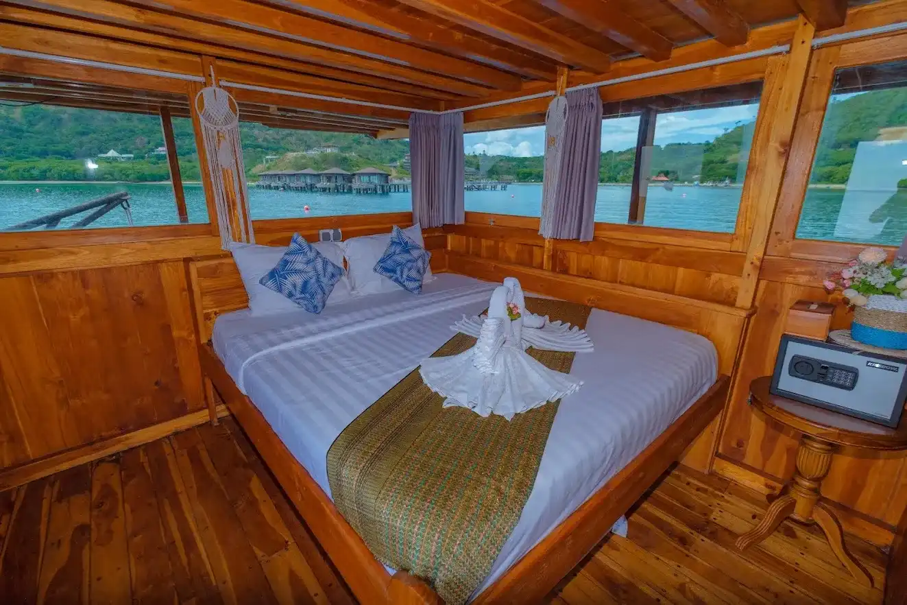 Dream Ocean Phinisi Boat Charter | Dream Ocean Phinisi Master Cabin | BoatKomodoTrip