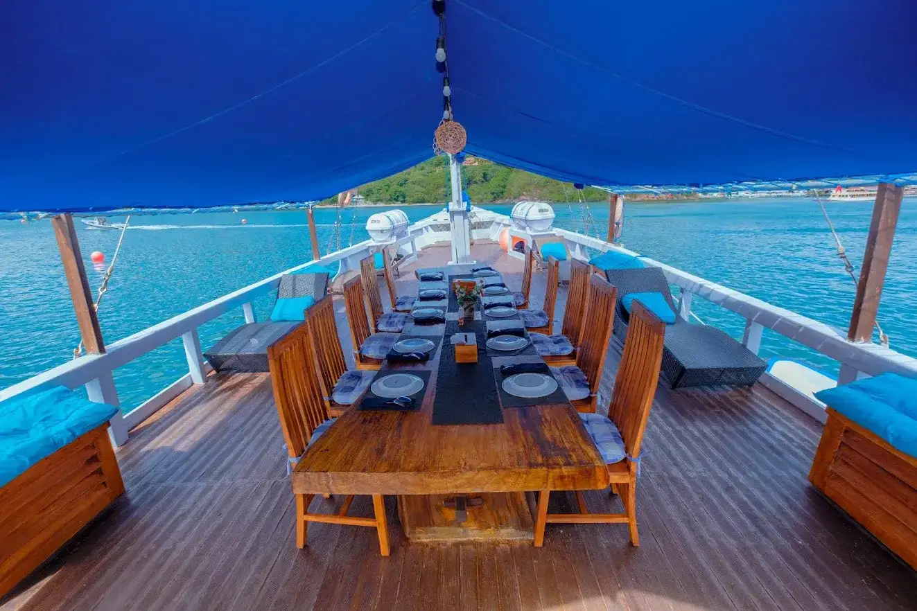 Dream Ocean Phinisi Boat Charter | Dream Ocean Phinisi Outdoor DIning Area | BoatKomodoTrip